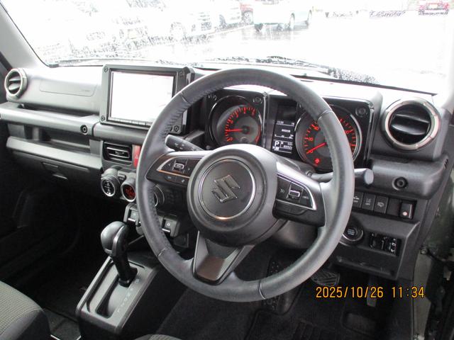 ジムニー ＸＣ　　４ＷＤ　純正ナビ　バックカメラ　ＥＴＣ　バックカメラ　オートライト　純正ナビ　プッシュスタート　シートヒーター　オートエアコン　衝突被害軽減システム　４ＷＤ　横滑り防止機能　盗難防止システム（8枚目）