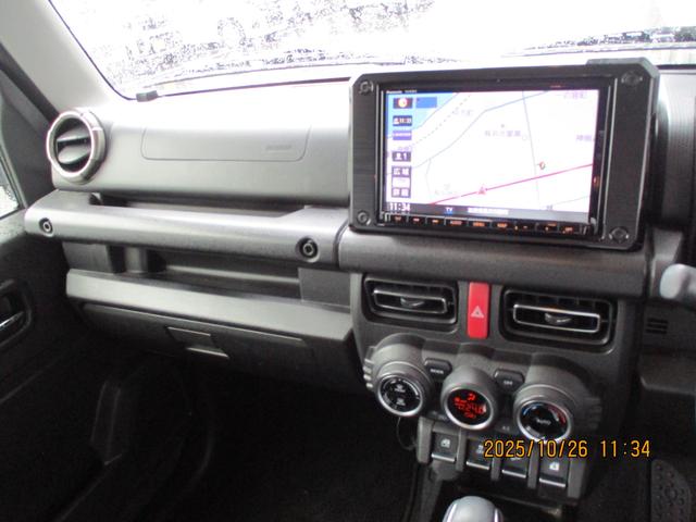 ジムニー ＸＣ　　４ＷＤ　純正ナビ　バックカメラ　ＥＴＣ　バックカメラ　オートライト　純正ナビ　プッシュスタート　シートヒーター　オートエアコン　衝突被害軽減システム　４ＷＤ　横滑り防止機能　盗難防止システム（10枚目）