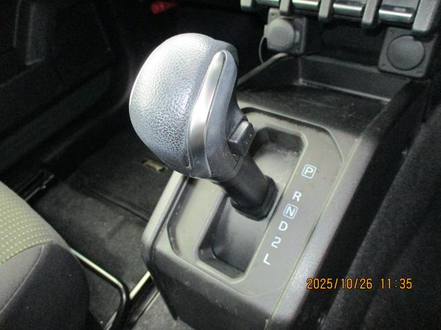 ジムニー ＸＣ　　４ＷＤ　純正ナビ　バックカメラ　ＥＴＣ　バックカメラ　オートライト　純正ナビ　プッシュスタート　シートヒーター　オートエアコン　衝突被害軽減システム　４ＷＤ　横滑り防止機能　盗難防止システム（13枚目）