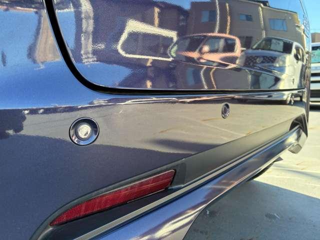 �ᑬ���s���⒓�Ԏ��ɎԂ̑O��o���p�[�ɐݒu���ꂽ�Z���T�[�ŏ�Q���Ƃ̋��������m���A�u�U�[����f�B�X�v���C�\���ŉ^�]�҂ɒm�点�A�ǂ⑼�̎ԗ��Ƃ̐ڐG���̒ጸ�ɃA�V�X�g���܂��B