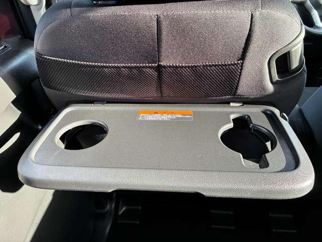 �O�ȃV�[�g���E�̔w������̗����ɐ܂肽���ݎ��p�[�\�i���e�[�u��������܂��B