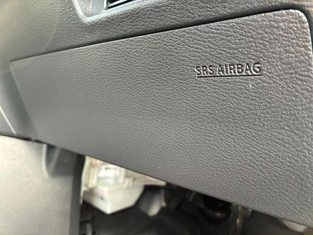 �ԗ��O�����狭���Ռ����󂯂��Ƃ��ɁA�r�q�r�j�[�G�A�o�b�O���u���ɂӂ���݁A�^�]�҂̉������ɂ�����Ռ����ɘa���܂��B