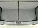 リヤ荷室には、二段(床下)収納もあります