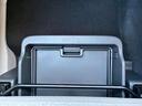 車検証入れも入れられるように大きな収納スペースもあります。隠せるのがいいですね。
