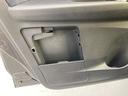 助手席ドア内張に蓋つきの車検証入れ