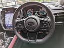 ステアリングスポーク右側には追従クルーズコントロール・左側にはオーディオステアリングリモコン装備