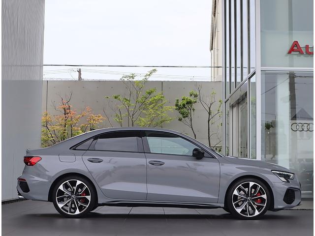 Ｓ３セダン ベースグレード　スペシャルボディカラー・Ａｕｄｉｓｐｏｒｔ１９ＡＷ・ブラックスタイリング・Ｂａｎｇ＆Ｏｌｆｓｅｎ・マトリクスＬＥＤライト・ダンピングコントロールサスペンション・プライバシーガラス・キャリパーレッド（4枚目）