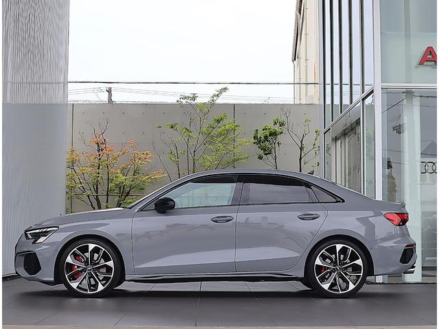 Ｓ３セダン ベースグレード　スペシャルボディカラー・Ａｕｄｉｓｐｏｒｔ１９ＡＷ・ブラックスタイリング・Ｂａｎｇ＆Ｏｌｆｓｅｎ・マトリクスＬＥＤライト・ダンピングコントロールサスペンション・プライバシーガラス・キャリパーレッド（5枚目）
