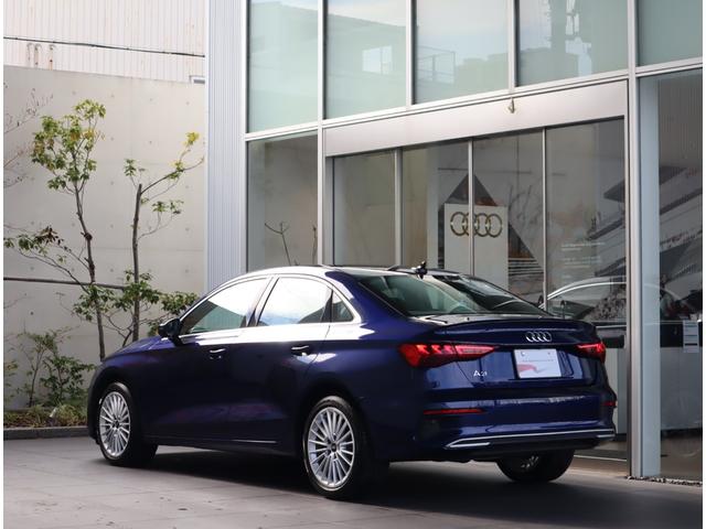 リヤは１番良く見られていると言われます。後続車からはこのように見られています。息を飲むような独特の重厚感のあるグラマラスなリヤデザイン。後ろからの強い視線を感じます。