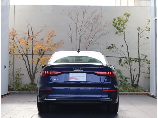 リヤは１番良く見られていると言われます。後続車からはこのように見られています。息を飲むような独特の重厚感のあるグラマラスなリヤデザイン。後ろからの強い視線を感じます。