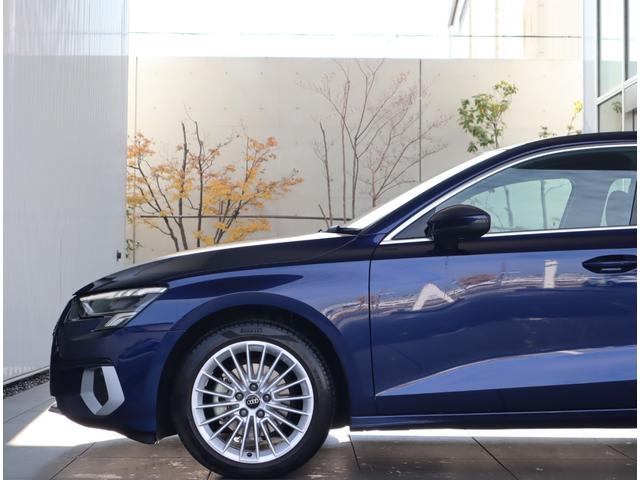 サイドラインはフロントからリヤまで伸びる一直線の水平ラインを基調とした上品なデザインです。リヤデザインは厚みがあり、後続車のドライバーに、安定感、重圧感を感じさせるＡｕｄｉらしいデザインです。