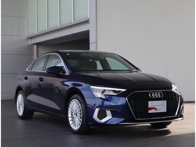 一目でＡｕｄｉとわかる特徴的なシングルフレームグリル・ＬＥＤランプ。精悍なフロントマスクからＡｕｄｉのスマートで上品なブランドを連想させてくれます。女性にも大変ご好評頂いております。