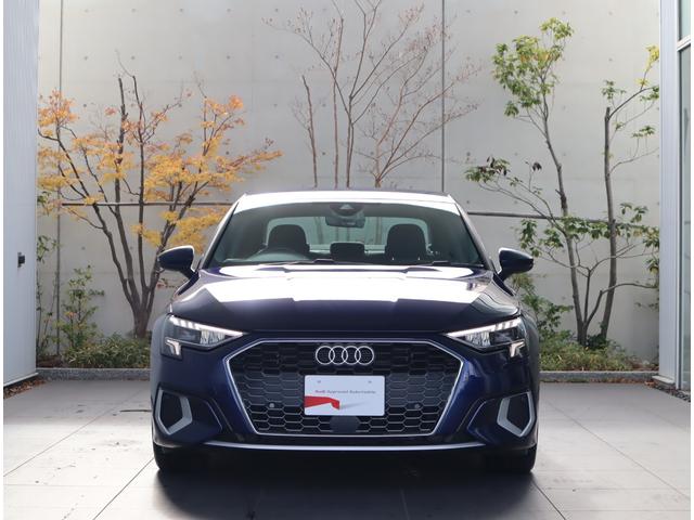 一目でＡｕｄｉとわかる特徴的なシングルフレームグリル・ＬＥＤランプ。精悍なフロントマスクからＡｕｄｉのスマートで上品なブランドを連想させてくれます。女性にも大変ご好評頂いております。