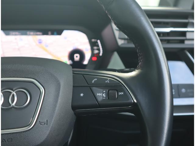 音量調整はハンドル右側でできますので運転しながらでも操作が可能です！