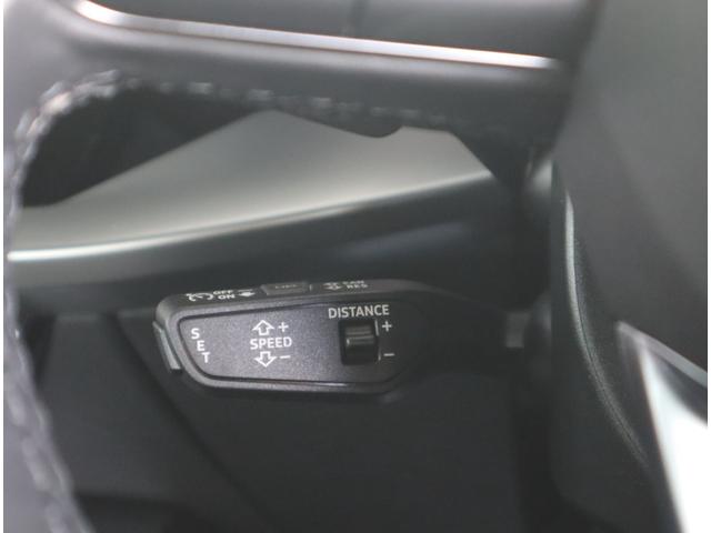 アクセルペダルを使用せず、ステアリングのレバーを操作することで、一定の走行速度を維持できるクルーズコントロールシステム。高速道路等で快適なロングドライブで活躍してくれます。