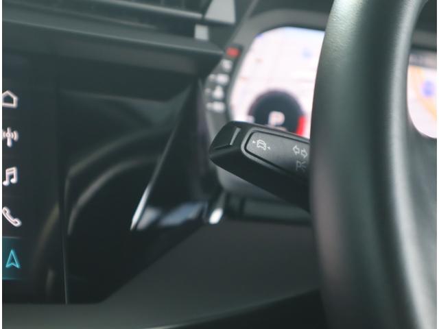 【レーンキープ】車線から逸脱する可能性があることを知らせるとともに、ハンドル操作をアシストすることにより車線からの逸脱回避を支援する装置です。