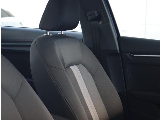 クオリティの高いシートを採用するのは、Ａｕｄｉのクルマづくりの哲学のひとつです。特に座り心地が重要です。体の大きなドイツ人が座っても頑丈な耐久性があります。しかも肌触りも良く高級家具のようです。