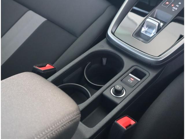 ドリンクホルダーです。２つのドリンクと小物を置くことが可能です。