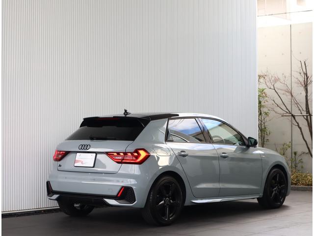 �����͂P�ԗǂ������Ă���ƌ����܂��B�㑱�Ԃ���͂��̂悤�Ɍ����Ă��܂��B�������ނ悤�ȓƓ��̏d�����̂���O���}���X�ȃ����f�U�C���B��납��̋��������������܂��B