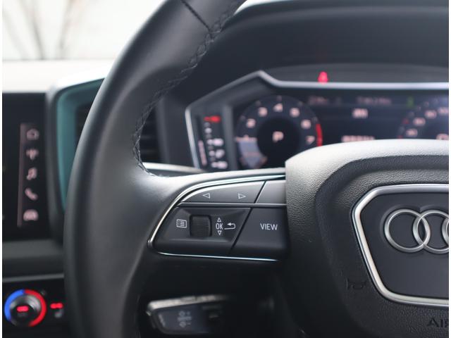 �Ԃ̊�{����̓Z���^�[�p�l�������łȂ��n���h����������邱�Ƃ��o����̂ŁA�قƂ�ǎ��������炷���ƂȂ��^�]���邱�Ƃ��o���܂��B