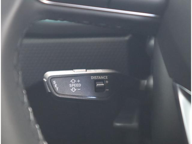 �A�N�Z���y�_�����g�p�����A�X�e�A�����O�̃��o�[�𑀍삷�邱�ƂŁA���̑��s���x���ێ��ł���N���[�Y�R���g���[���V�X�e���B�������H���ŉ��K�ȃ����O�h���C�u�Ŋ��􂵂Ă���܂��B