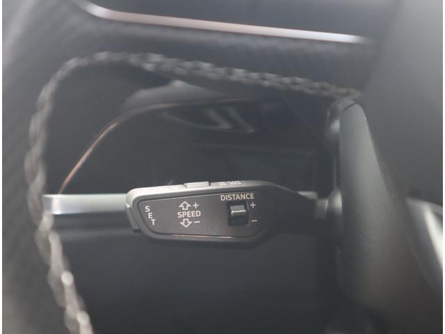 �A�N�Z���y�_�����g�p�����A�X�e�A�����O�̃��o�[�𑀍삷�邱�ƂŁA���̑��s���x���ێ��ł���N���[�Y�R���g���[���V�X�e���B�������H���ŉ��K�ȃ����O�h���C�u�Ŋ��􂵂Ă���܂��B