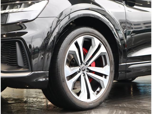 �r����������p�݌v�f�U�C���̃A���~�z�C�[���B�T�X�y���V�����͍d���������Ȃ₩�ȏ��S�n�ɍv�����Ă��܂��B����Ƀ��[�A���h���C�h�̘Ȃ܂����X�|�[�e�B�[�������o���Ă��܂��B