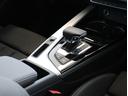 ピアノブラックでまとめられたシフトレバー周辺。クールながらも上質さが溢れるデザインです。美しいの一言です。