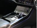 ピアノブラックでまとめられたシフトレバー周辺。クールながらも上質さが溢れるデザインです。美しいの一言です。