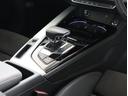 ピアノブラックでまとめられたシフトレバー周辺。クールながらも上質さが溢れるデザインです。美しいの一言です。
