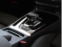 ピアノブラックでまとめられたシフトレバー周辺。クールながらも上質さが溢れるデザインです。美しいの一言です。