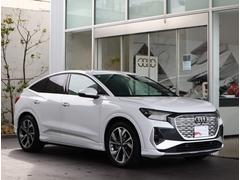 一目でＡｕｄｉとわかる特徴的なシングルフレームグリル。フロントマスクからＡｕｄｉのスマートで上品なブランドを連想させてくれます。女性にも大変ご好評いただいております。 6