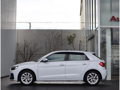 サイドラインはフロントからリヤまで伸びる一直線の水平ラインを基調とした上品なデザインです。リヤデザインは厚みがあり、後続車のドライバーに、安定感、重圧感を感じさせるＡｕｄｉらしいデザインです。 5