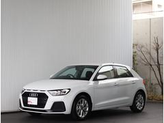 一目でＡｕｄｉとわかる特徴的なシングルフレームグリル。フロントマスクからＡｕｄｉのスマートで上品なブランドを連想させてくれます。女性にも大変ご好評いただいております。 7