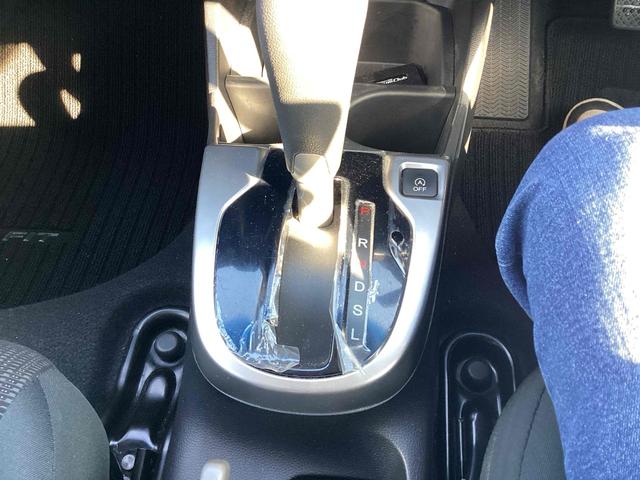 フィット １３Ｇ・Ｆパッケージ　ＥＴＣ　バックカメラ　ナビ　ＴＶ　スマートキー　アイドリングストップ　電動格納ミラー　ＣＶＴ　盗難防止システム　衝突安全ボディ　ＡＢＳ　ＥＳＣ　ＣＤ　ＤＶＤ再生　ＵＳＢ　ミュージックプレイヤー接続可（12枚目）