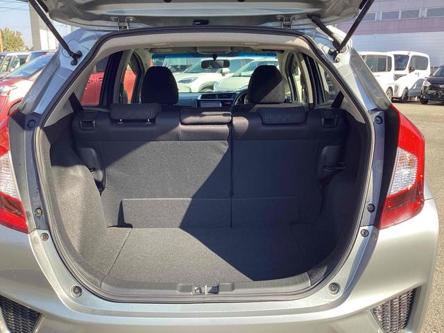 フィット １３Ｇ・Ｆパッケージ　ＥＴＣ　バックカメラ　ナビ　ＴＶ　スマートキー　アイドリングストップ　電動格納ミラー　ＣＶＴ　盗難防止システム　衝突安全ボディ　ＡＢＳ　ＥＳＣ　ＣＤ　ＤＶＤ再生　ＵＳＢ　ミュージックプレイヤー接続可（22枚目）