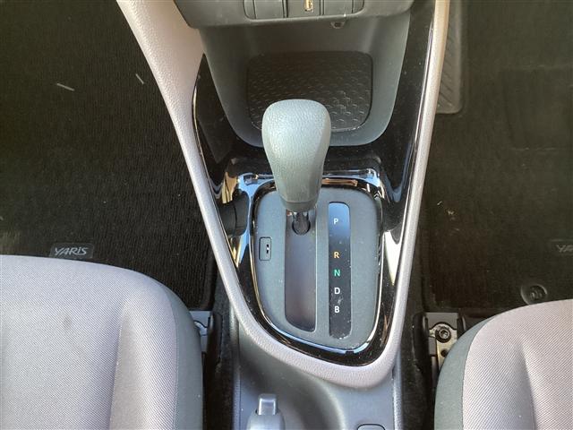 ヤリス Ｇ　ディスプレイオーディオ　ＥＴＣ　バックカメラ　クリアランスソナー　レーンアシスト　衝突被害軽減システム　オートマチックハイビーム　オートライト　スマートキー　電動格納ミラー　ＣＶＴ　盗難防止システム（11枚目）
