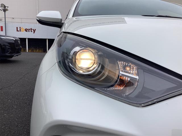 ヤリス Ｘ　バックカメラ　レーンアシスト　衝突被害軽減システム　オートライト　キーレスエントリー　電動格納ミラー　ＣＶＴ　盗難防止システム　衝突安全ボディ　ＡＢＳ　ＥＳＣ　ＵＳＢ　エアコン（11枚目）