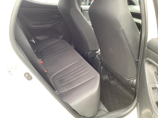 ヤリス Ｘ　バックカメラ　レーンアシスト　衝突被害軽減システム　オートライト　キーレスエントリー　電動格納ミラー　ＣＶＴ　盗難防止システム　衝突安全ボディ　ＡＢＳ　ＥＳＣ　ＵＳＢ　エアコン（21枚目）