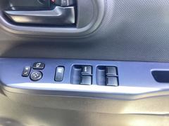 パワーウィンドウのスイッチですよ。運転席に居ながら窓を開け閉めのコントロールできますよ。 4