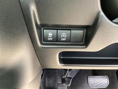 『アイドリングストップ』クルマが停車すると自動的にエンジンを停止し、無駄な燃料消費や排出ガスを抑えます。素早くエンジンを再始動させるなど、ドライバーの感覚とズレのない自然な制御を目指しています。 3