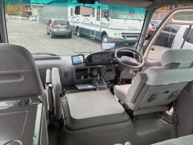 コースター ロングEXターボ マイクロバス・スイングオート・モケットリクライニングシート・冷蔵庫・ルームラック・バックカメラ・ディスプレイオーディオ・Rビューモニター・ドラレコ(前後カメラ)・ETC・フォグランプ・29人乗り(5枚目)