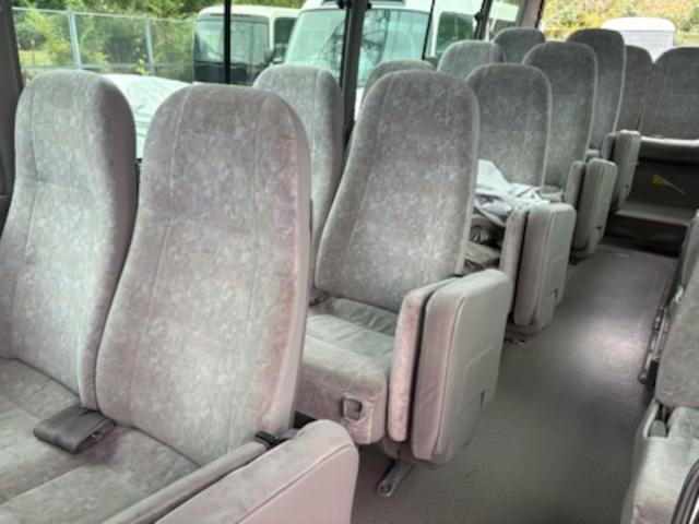 コースター ロングEXターボ マイクロバス・スイングオート・モケットリクライニングシート・冷蔵庫・ルームラック・バックカメラ・ディスプレイオーディオ・Rビューモニター・ドラレコ(前後カメラ)・ETC・フォグランプ・29人乗り(16枚目)