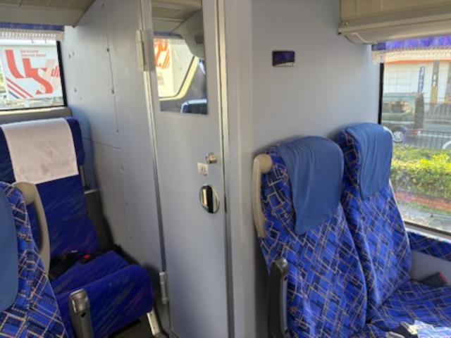 エアロエース ハイデッカー　４０人乗り・モケットリクライニングシート・回転台座シート（ペダル式）４脚・１００Ｖコンセント・トイレ・ナビ・ＤＶＤ・Ｒモニター（自動）・マイク・バック＆サイドビューカメラ・安全装置・火災警報装置（14枚目）