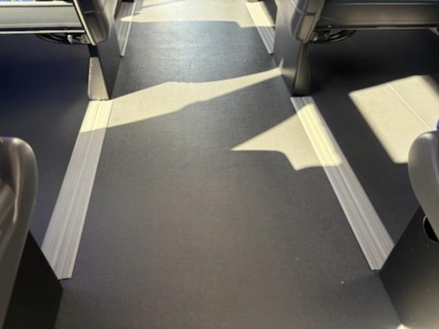 エアロエース ハイデッカー　４０人乗り・モケットリクライニングシート・回転台座シート（ペダル式）４脚・１００Ｖコンセント・トイレ・ナビ・ＤＶＤ・Ｒモニター（自動）・マイク・バック＆サイドビューカメラ・安全装置・火災警報装置（27枚目）