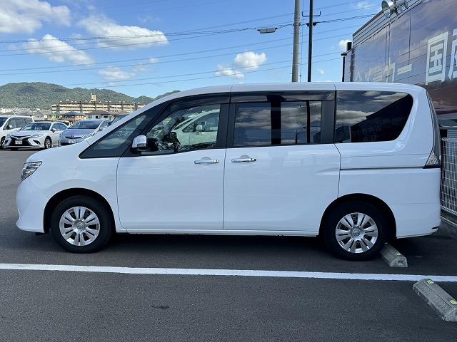 セレナ ２０Ｓ　ナビ　バックカメラ　ＥＴＣ　キーレスキー　クルーズコントロール　３列シート　８人乗り　電動格納ドアミラー　プライバシーガラス　両側スライドドア　オートライト（8枚目）