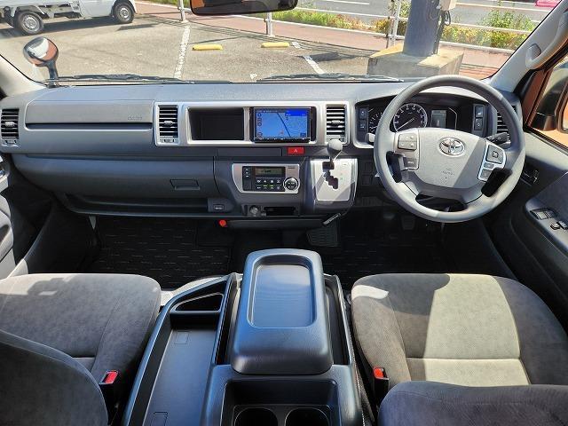 ハイエースワゴン グランドキャビン　ナビ　全方位カメラ　クリアランスソナー　衝突軽減ブレーキ　車線逸脱警報　スマートキー　ＥＴＣ　電動格納ドアミラー　電動スライドドア　禁煙車　ＬＥＤヘッドライト　１００Ｖ電源　１０人乗り（18枚目）