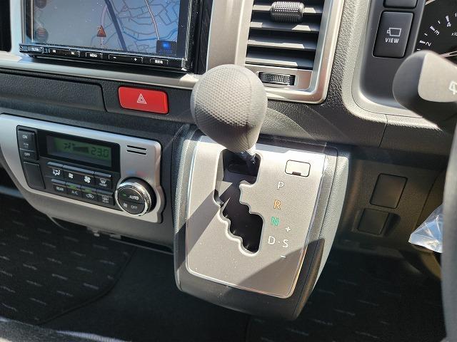 ハイエースワゴン グランドキャビン　ナビ　全方位カメラ　クリアランスソナー　衝突軽減ブレーキ　車線逸脱警報　スマートキー　ＥＴＣ　電動格納ドアミラー　電動スライドドア　禁煙車　ＬＥＤヘッドライト　１００Ｖ電源　１０人乗り（23枚目）