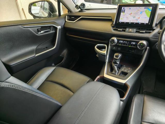 ＲＡＶ４ Ｇ　ＴＲＤフルエアロ　純正９インチナビ　Ｂカメラ　パワーバックドア　純正ツィーターシステム　運転席パワーシート　レザーシート　前席シートヒーター　ステアリングヒーター　ＢＳＭ　ＰＫＳＢ　ＥＴＣ　スペアキー（18枚目）