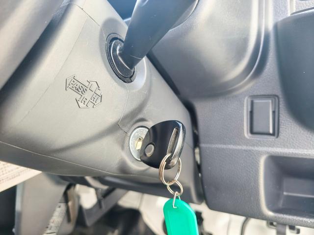 キャリイトラック 60周年記念車 デュアルカメラブレーキサポート レーンアシスト HIDヘッドライト エアコン パワステ パワーウィンドゥ ETC 純正オーディオ ワイヤレスキー 荷室ラバーマット スペアキー(16枚目)
